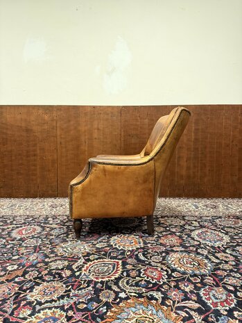 Klassiek-Oud-Antiek-Engels-Chesterfield-Schaap-Leder-Schaapleder-Fauteuil-met-Hocker-Poef