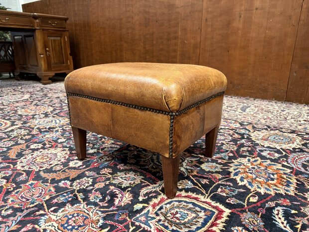 Klassiek-Oud-Antiek-Engels-Chesterfield-Schaap-Leder-Schaapleder-Fauteuil-met-Hocker-Poef