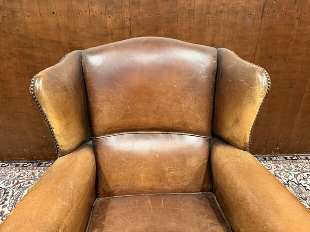 Klassiek-Oud-Antiek-Engels-Chesterfield-Schaap-Leder-Schaapleder-Fauteuil-met-Hocker-Poef