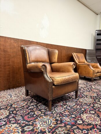 Klassiek-Oud-Antiek-Engels-Chesterfield-Schaap-Leder-Schaapleder-Fauteuil-met-Hocker-Poef