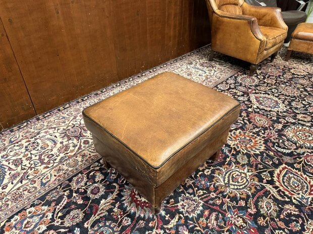 Klassiek-Oud-Antiek-Engels-Chesterfield-Schaap-Leder-Schaapleder-Fauteuil-met-Hocker-Poef