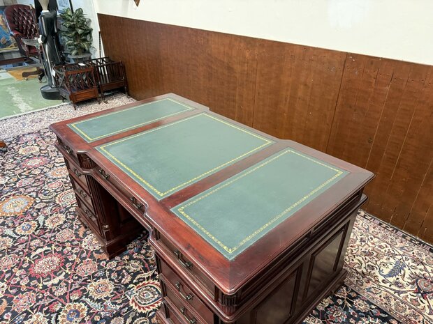 Klassiek-Engels-Oud-Antiek-Chesterfield-Vintage-Bureau-Desk-met-Groen-Leder-Ingelegd