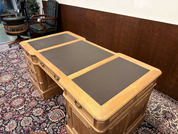 Klassiek-Engels-Antiek-Oud-Chesterfield-Vintage-Bureau-Desk-Teakhout-met-Bruin-Leder-Ingelegd