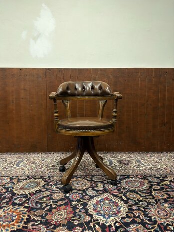 Klassiek-Engels-Antiek-Oud-Chesterfield-Vintage-Bureaustoel-Captain-Chair-Bruin-Leder