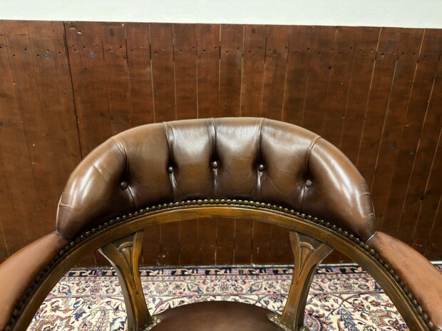 Klassiek-Engels-Antiek-Oud-Chesterfield-Vintage-Bureaustoel-Captain-Chair-Bruin-Leder