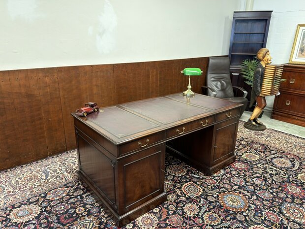 Klassiek-Oud-Antiek-Engels-Antiek-Vintage-Chesterfield-Bureau-Desk-Partnerdesk-Paars-Bordeaux-Leder