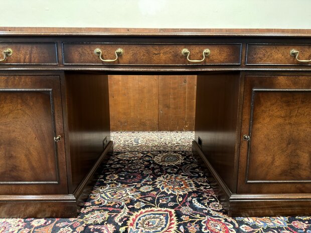 Klassiek-Oud-Antiek-Engels-Antiek-Vintage-Chesterfield-Bureau-Desk-Partnerdesk-Paars-Bordeaux-Leder
