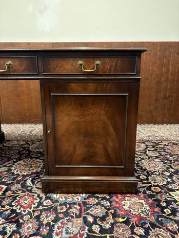 Klassiek-Oud-Antiek-Engels-Antiek-Vintage-Chesterfield-Bureau-Desk-Partnerdesk-Paars-Bordeaux-Leder