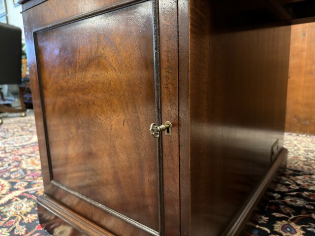 Klassiek-Oud-Antiek-Engels-Antiek-Vintage-Chesterfield-Bureau-Desk-Partnerdesk-Paars-Bordeaux-Leder