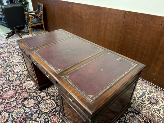 Klassiek-Oud-Antiek-Engels-Antiek-Vintage-Chesterfield-Bureau-Desk-Partnerdesk-Paars-Bordeaux-Leder