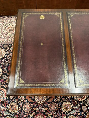 Klassiek-Oud-Antiek-Engels-Antiek-Vintage-Chesterfield-Bureau-Desk-Partnerdesk-Paars-Bordeaux-Leder