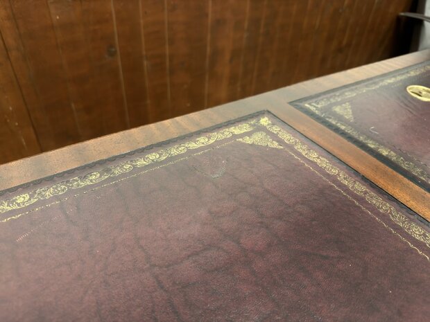 Klassiek-Oud-Antiek-Engels-Antiek-Vintage-Chesterfield-Bureau-Desk-Partnerdesk-Paars-Bordeaux-Leder