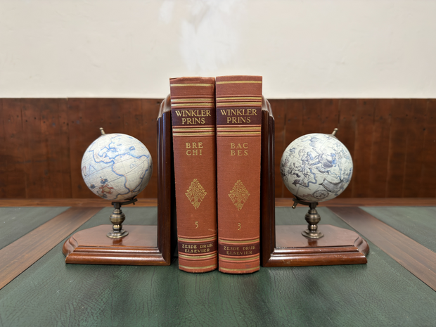 Klassieke-boekensteunen-boekensteun-met-globe-wereldbol