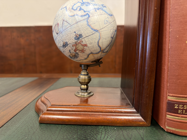 Klassieke-boekensteunen-boekensteun-met-globe-wereldbol