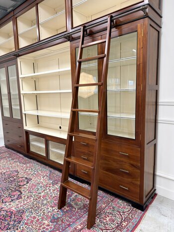 Klassiek-Antiek-Oud-Engels-Chesterfield-Vintage-Art-Deco-Boekenkast-Bibliotheekkast-Kast-met-Ladder-Trap
