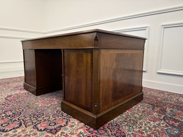 Klassiek-Antiek-Engels-Vintage-Chesterfield-Heldense-Exclusive-Bureau-Desk-met-Bruin-Leder-Ingelegd