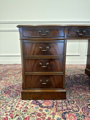 Klassiek-Antiek-Engels-Vintage-Chesterfield-Heldense-Exclusive-Bureau-Desk-met-Bruin-Leder-Ingelegd