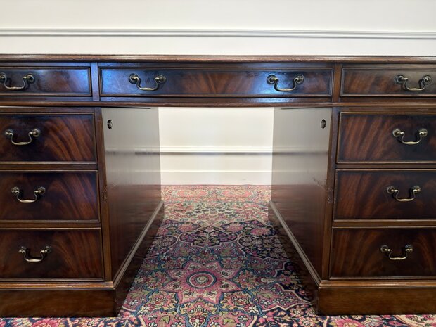 Klassiek-Antiek-Engels-Vintage-Chesterfield-Heldense-Exclusive-Bureau-Desk-met-Bruin-Leder-Ingelegd