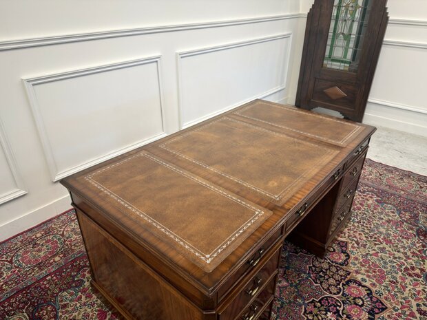 Klassiek-Antiek-Engels-Vintage-Chesterfield-Heldense-Exclusive-Bureau-Desk-met-Bruin-Leder-Ingelegd
