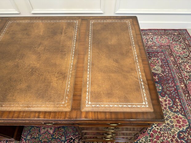 Klassiek-Antiek-Engels-Vintage-Chesterfield-Heldense-Exclusive-Bureau-Desk-met-Bruin-Leder-Ingelegd