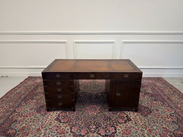 Klassiek-Antiek-Engels-Vintage-Chesterfield-Bureau-Desk-met-Bruin-Leder-Ingelegd