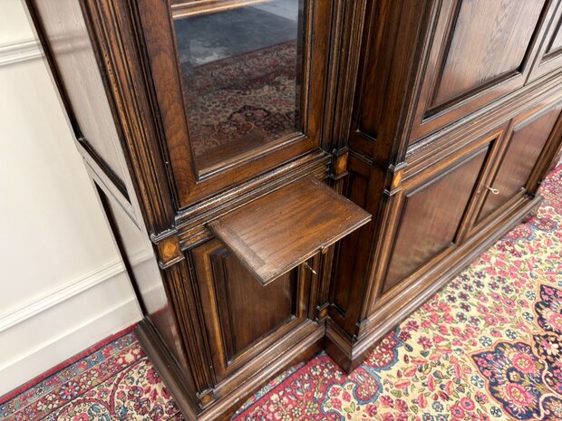 Klassiek-Antiek-Engels-Vintage-Chesterfield-Eikenhouten-Royal-Antique-Collecton-RAC-Boekenkast-Bibliotheekkast-Kast