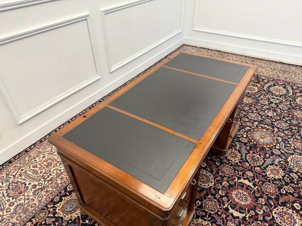Klassiek-Engels-Antiek-Oud-Chesterfield-Vintage-Italiaans-Assi-D'Asolo-Bureau-Desk-Partnerdesk-Kersenhout-Zwart-Leder-In