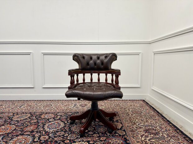 Klassiek-Engels-Vintage-Antiek-Oud-Chesterfield-Bureaustoel-Captain-Chair-Bruin-Leder