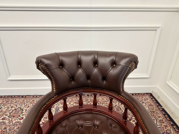 Klassiek-Engels-Vintage-Antiek-Oud-Chesterfield-Bureaustoel-Captain-Chair-Bruin-Leder