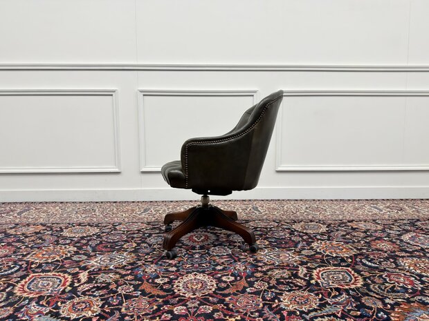 Klassiek-Engels-Antiek-Oud-Vintage-Wade-Chesterfield-Bureaustoel-Captain-Chair-Olijfgroen-Leder