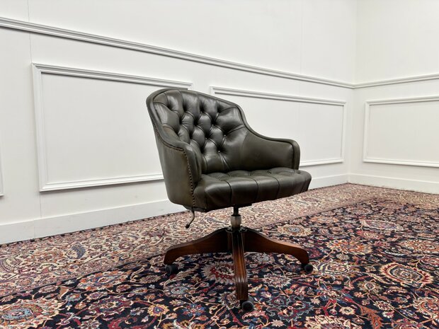 Klassiek-Engels-Antiek-Oud-Vintage-Wade-Chesterfield-Bureaustoel-Captain-Chair-Olijfgroen-Leder
