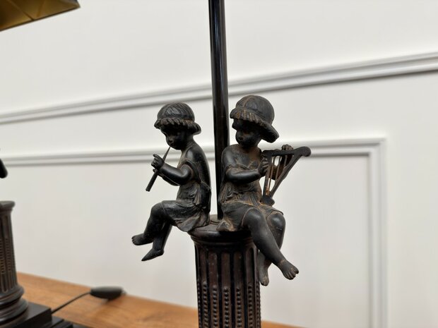 Klassieke-Antieke-imperio-tafellamp-met-twee-puttis-engeltjes-5