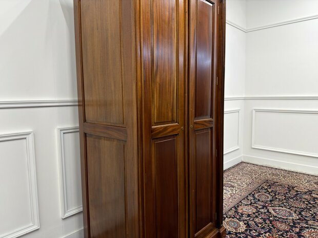 Klassiek-Engels-Oud-Antiek-Chesterfield-Vintage-Kledingkast-Kast