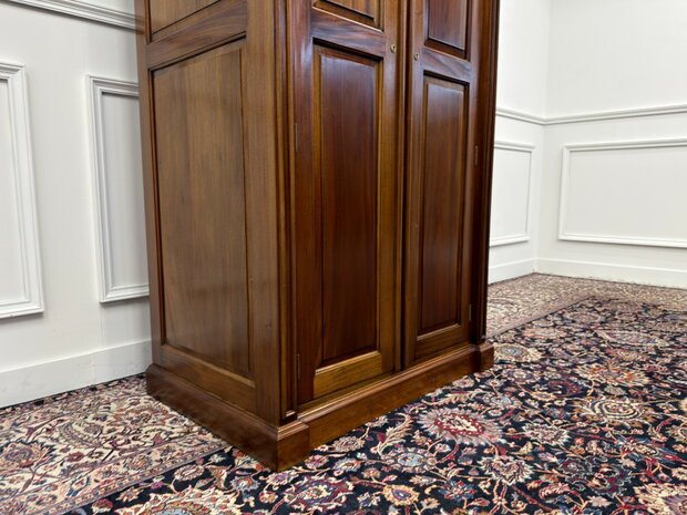 Klassiek-Engels-Oud-Antiek-Chesterfield-Vintage-Kledingkast-Kast