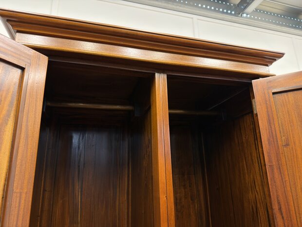 Klassiek-Engels-Oud-Antiek-Chesterfield-Vintage-Kledingkast-Kast