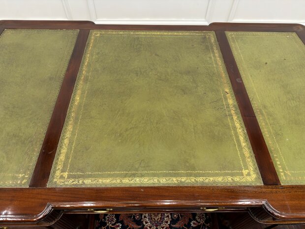 Klassiek-Antiek-Engels-Oud-Chesterfield-Bureau-Desk-Partnerdesk-Groen-Leder-Ingelegd
