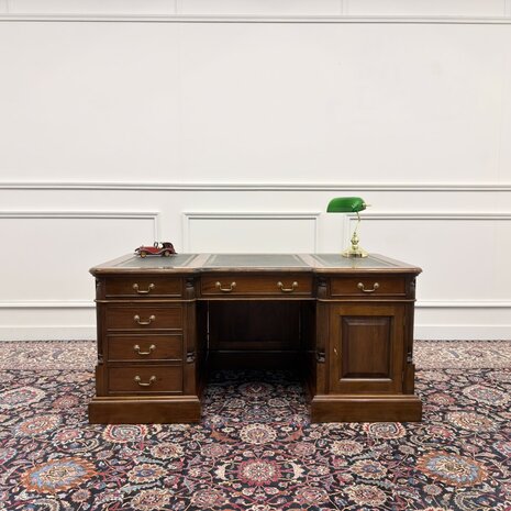 Klassiek-Engels-Antiek-Oud-Chesterfield-Bureau-Desk-met-Achterschot-Groen-Leder