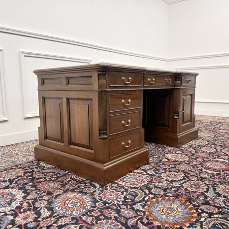 Klassiek-Engels-Antiek-Oud-Chesterfield-Bureau-Desk-met-Achterschot-Groen-Leder