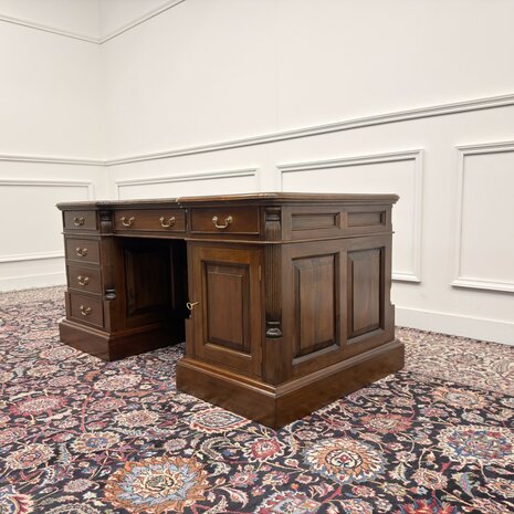 Klassiek-Engels-Antiek-Oud-Chesterfield-Bureau-Desk-met-Achterschot-Groen-Leder
