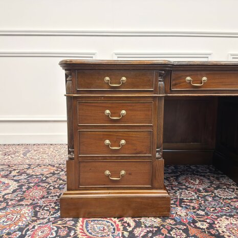 Klassiek-Engels-Antiek-Oud-Chesterfield-Bureau-Desk-met-Achterschot-Groen-Leder