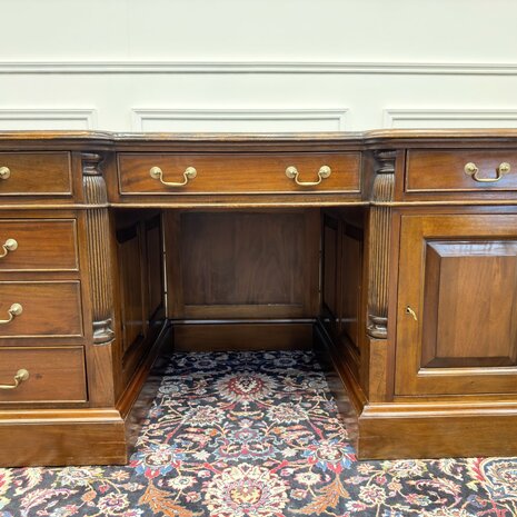 Klassiek-Engels-Antiek-Oud-Chesterfield-Bureau-Desk-met-Achterschot-Groen-Leder