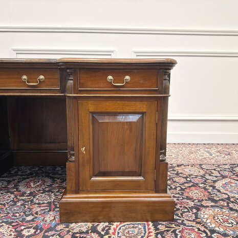 Klassiek-Engels-Antiek-Oud-Chesterfield-Bureau-Desk-met-Achterschot-Groen-Leder