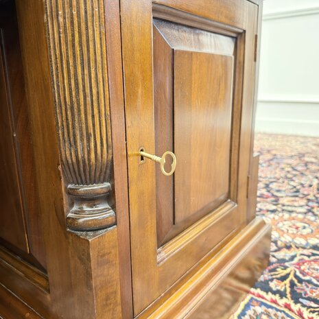 Klassiek-Engels-Antiek-Oud-Chesterfield-Bureau-Desk-met-Achterschot-Groen-Leder