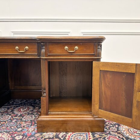 Klassiek-Engels-Antiek-Oud-Chesterfield-Bureau-Desk-met-Achterschot-Groen-Leder