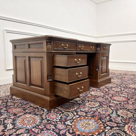 Klassiek-Engels-Antiek-Oud-Chesterfield-Bureau-Desk-met-Achterschot-Groen-Leder