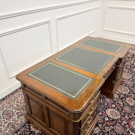 Klassiek-Engels-Antiek-Oud-Chesterfield-Bureau-Desk-met-Achterschot-Groen-Leder