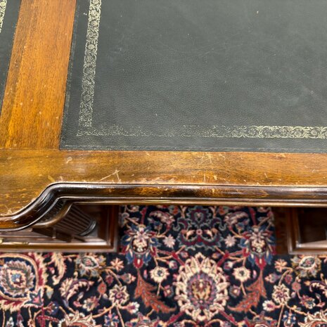 Klassiek-Engels-Antiek-Oud-Chesterfield-Bureau-Desk-met-Achterschot-Groen-Leder