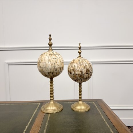 Antieke-Klassieke-bollen-met-been-ingelegd-op-messing-voet
