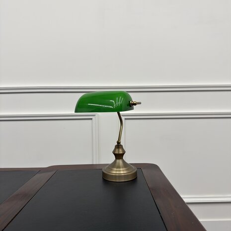 Klassieke-Bureaulamp-notaris-lamp-bankierslamp-messing-met-groen-glas-mat
