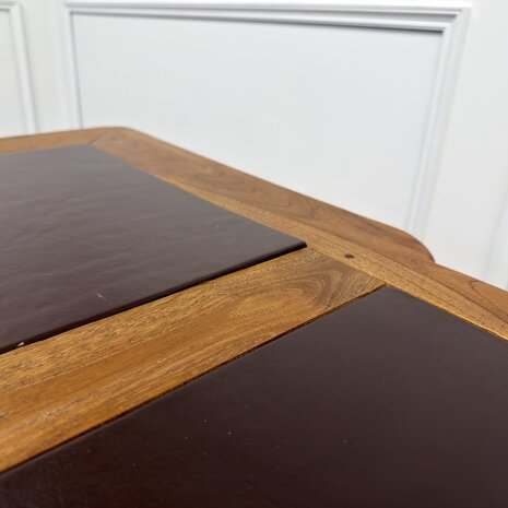 Klassiek-Antiek-Engels-Oud-Chesterfield-Teakhouten-Teak-Bureau-Bruin-Leder